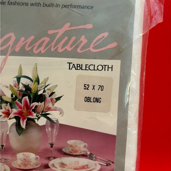 Avon signature tablecloth 52 x 70 - Picture 3 of 3